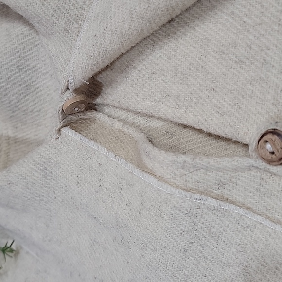 New Peruvian Wool Poncho/Cape w/ Built In Scarves - Picture 11 of 12